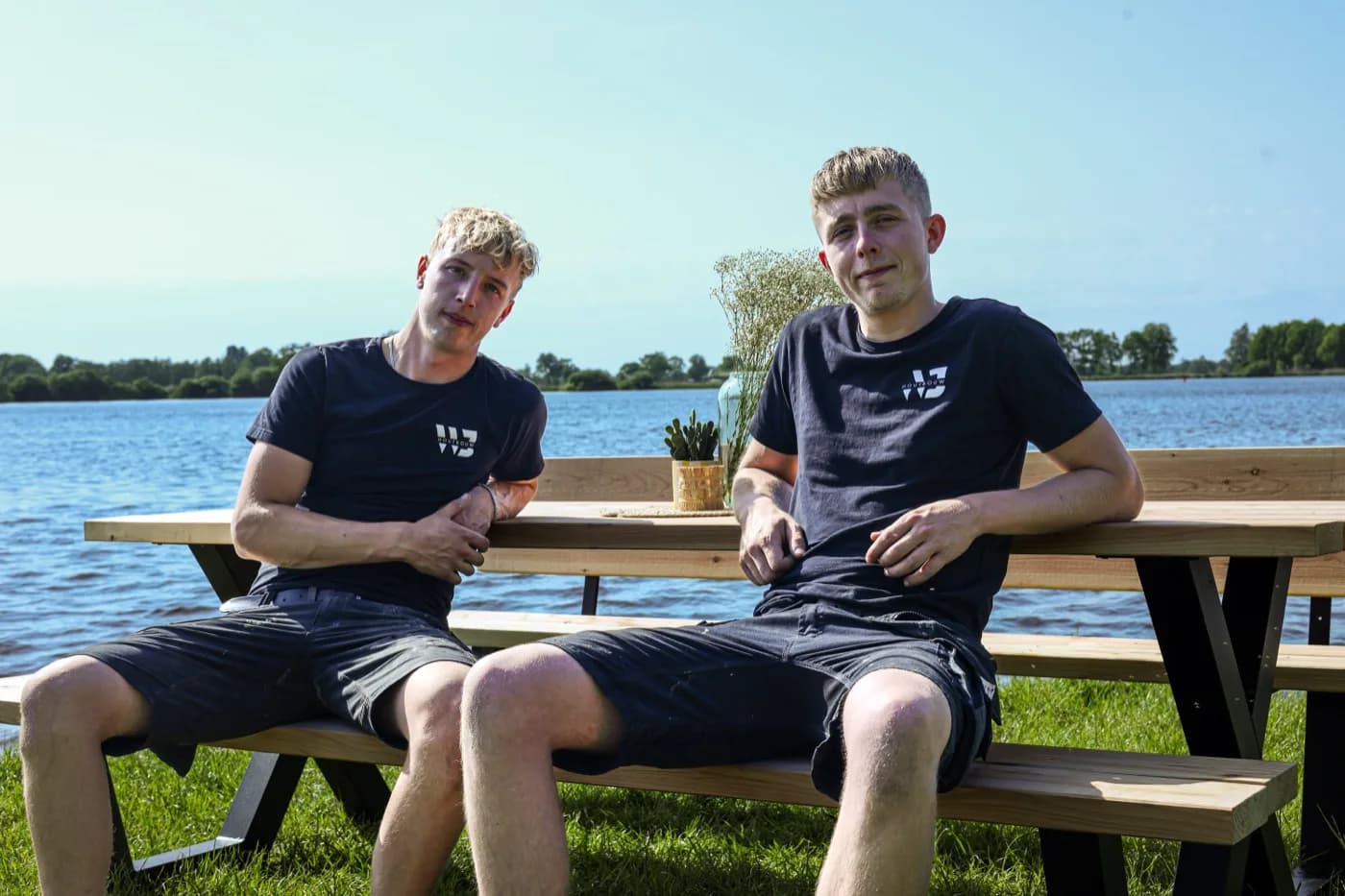 Peter en Benne aan het werk in de werkplaats